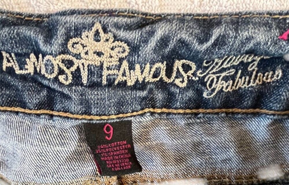Almost Famous Jeans Women 9 Mid Rise Distressed Stretch Always Fabulous (W32 L31 - Picture 9 of 16